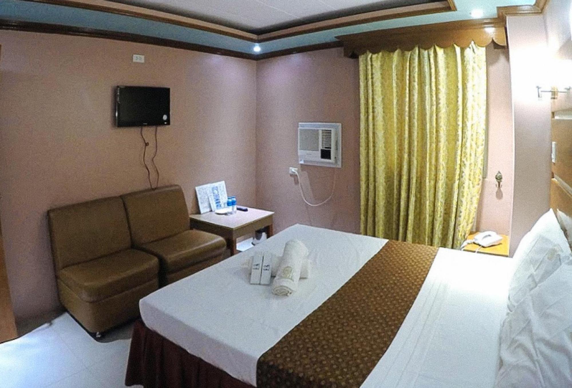 Reddoorz Plus @ Taj Hotel Tuguegarao 外观 照片